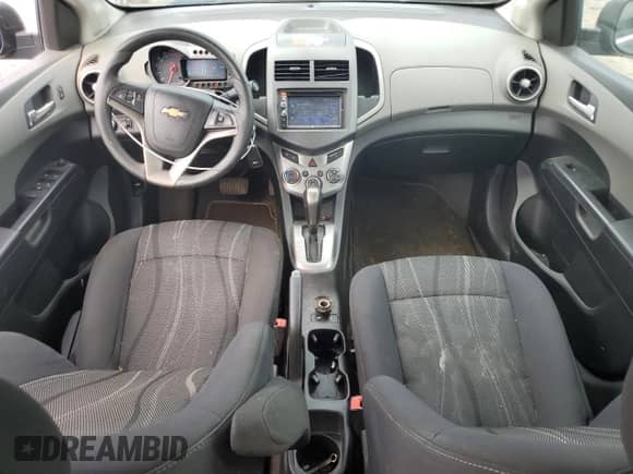 2016 Chevrolet Sonic LT z VIN 1G1JC5SH3G4107843, wystawiony jako Copart lot #64251434 z przebiegiem 118 865 mil mil oraz Czysty tytuł • Clean title. Historia ofert i sprzedaży dostępna na DreamBid. Obrazek 8.