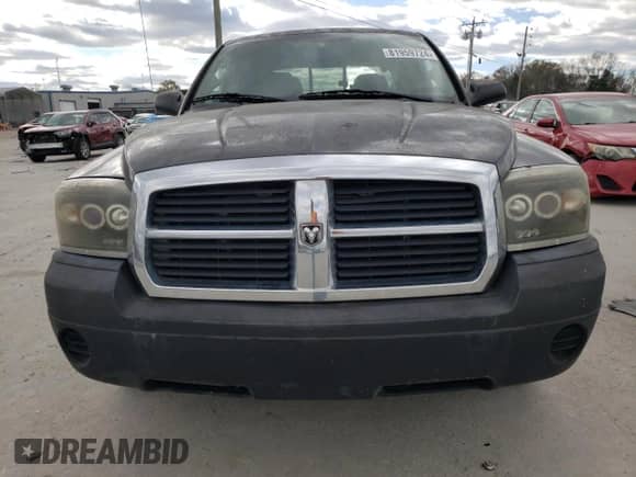 2005 Dodge Dakota ST z VIN 1D7HW28K55S265016, wystawiony jako Copart lot #81959724 z przebiegiem 154 306 mil mil oraz Czysty tytuł • Clean title. Historia ofert i sprzedaży dostępna na DreamBid. Obrazek 5.