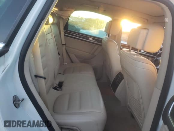 ✅ 2016 Volkswagen Touareg Lux • VIN: WVGEP9BP4GD003630 • Lot: 82406074. Listed on Copart with 61,083 mi. Free auction sales archive from the USA and detailed vehicle history report at DreamBid. Image 11.