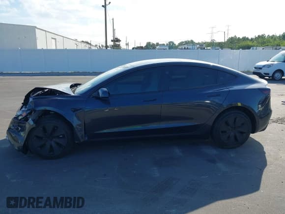 ✅ 2025 Tesla Model 3 Long Range • VIN: 5YJ3E1EA9SF970388 • Lot: 43503731. Wystawiony na IAAI z przebiegiem 3 223 mil. Bezpłatny archiwum sprzedaży aukcyjnych z USA i szczegółowy raport historii pojazdu na DreamBid. Zdjęcie 13.