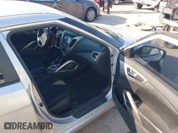 ✅ 2017 Hyundai Veloster Value Edition • VIN: KMHTC6AD7HU305732 • Lot: 43358586. Wystawiony na IAAI z przebiegiem 158 569 mil. Bezpłatny archiwum sprzedaży aukcyjnych z USA i szczegółowy raport historii pojazdu na DreamBid. Zdjęcie 5.