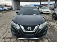 ✅ 2017 Nissan Rogue S • VIN: JN8AT2MV1HW008005 • Lot: 92377615. Wystawiony na Copart z przebiegiem 84 510 mil. Bezpłatny archiwum sprzedaży aukcyjnych z USA i szczegółowy raport historii pojazdu na DreamBid. Zdjęcie 5.