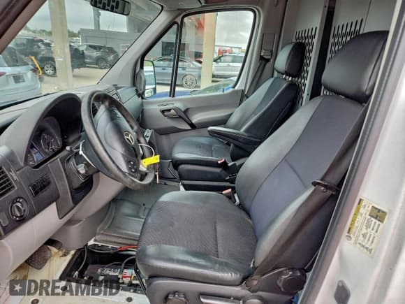 ✅ 2016 Mercedes-Benz Sprinter Cargo Worker • VIN: WD3PE8CD6GP195935 • Lot: 94708035. Wystawiony na Copart z przebiegiem 184 232 mil. Bezpłatny archiwum sprzedaży aukcyjnych z USA i szczegółowy raport historii pojazdu na DreamBid. Zdjęcie 7.