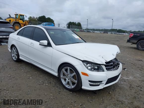 ✅ 2014 Mercedes-Benz C 250 Sport • VIN: WDDGF4HBXEG203170 • Lot: 43379040. Wystawiony na IAAI z przebiegiem 112 411 mil. Bezpłatny archiwum sprzedaży aukcyjnych z USA i szczegółowy raport historii pojazdu na DreamBid. Zdjęcie 1.