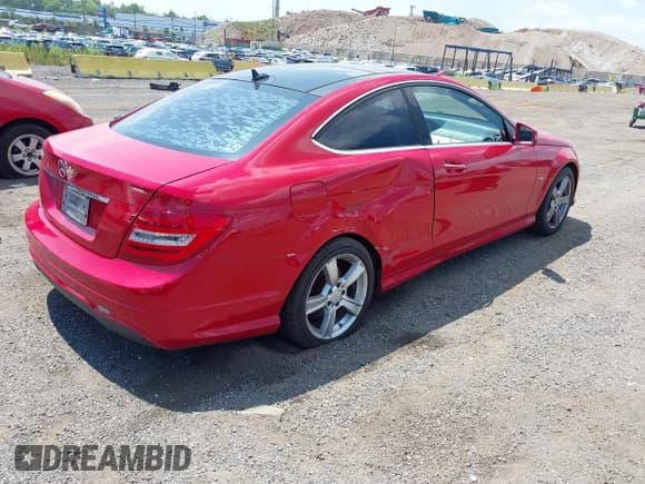 ✅ 2012 Mercedes-Benz C 250 • VIN: WDDGJ4HB1CF878780 • Lot: 42809544. Wystawiony na IAAI z przebiegiem 139 524 mil. Bezpłatny archiwum sprzedaży aukcyjnych z USA i szczegółowy raport historii pojazdu na DreamBid. Zdjęcie 4.