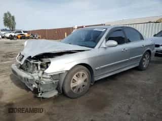 2003 Hyundai Sonata z VIN KMHWF25S63A761771, wystawiony jako Copart lot #52436485 z przebiegiem 117 127 mil mil oraz Czysty tytuł • Clean title. Historia ofert i sprzedaży dostępna na DreamBid. Obrazek 1.