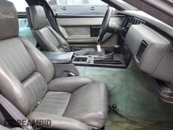 1985 Chevrolet Corvette z VIN 1G1YY0789F5106636, wystawiony jako Copart lot #86161924 z przebiegiem 105 024 mil mil oraz Szkoda całkowita • Salvage title. Historia ofert i sprzedaży dostępna na DreamBid. Obrazek 10.