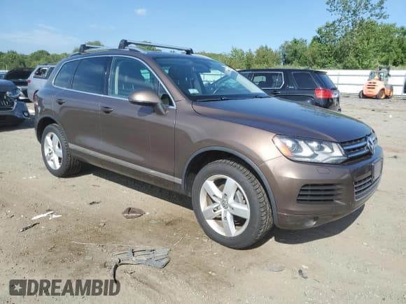 ✅ 2013 Volkswagen Touareg Lux • VIN: WVGEF9BP6DD013932 • Lot: 62047945. Listed on Copart with 127,821 mi. Free auction sales archive from the USA and detailed vehicle history report at DreamBid. Image 4.