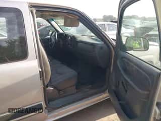 2004 Chevrolet Silverado 1500 LS z VIN 2GCEC19V641328647, wystawiony jako IAAI lot #43223352 z przebiegiem 18 790 mil mil oraz . Historia ofert i sprzedaży dostępna na DreamBid. Obrazek 5.