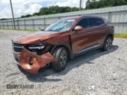 ✅ 2022 Buick Envision Essence • VIN: LRBFZNR42ND073145 • Lot: 63874585. Wystawiony na Copart z przebiegiem 95 048 mil. Bezpłatny archiwum sprzedaży aukcyjnych z USA i szczegółowy raport historii pojazdu na DreamBid. Zdjęcie 1.