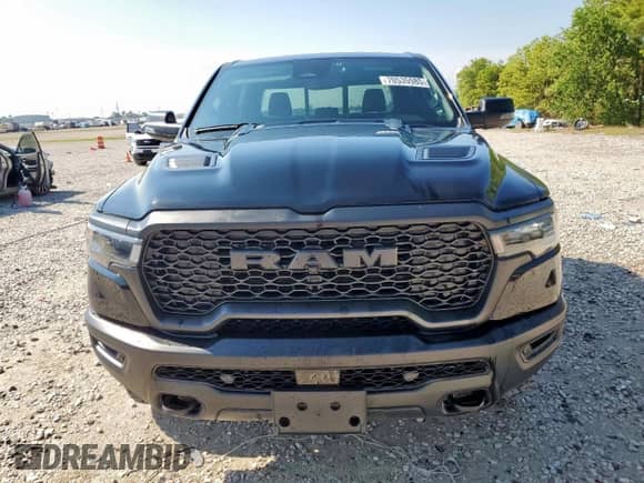 2025 Ram 1500 Rebel z VIN 1C6SRFLP0SN633704, wystawiony jako Copart lot #70535985 z przebiegiem 7 886 mil mil oraz Czysty tytuł • Clean title. Historia ofert i sprzedaży dostępna na DreamBid. Obrazek 5.