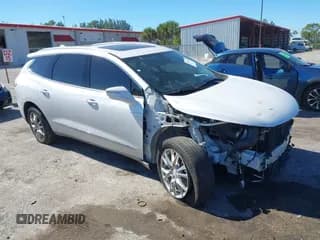 ✅ 2022 Buick Enclave Essence • VIN: 5GAERBKW9NJ138390 • Lot: 43701247. Wystawiony na IAAI z przebiegiem 48 855 mil. Bezpłatny archiwum sprzedaży aukcyjnych z USA i szczegółowy raport historii pojazdu na DreamBid. Zdjęcie 1.