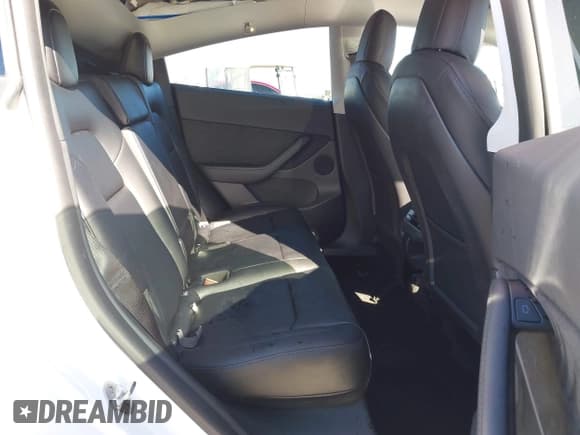 ✅ 2022 Tesla Model Y Long Range • VIN: 7SAYGDEE1NF402745 • Lot: 41493850. Wystawiony na IAAI z przebiegiem 11 222 mil. Bezpłatny archiwum sprzedaży aukcyjnych z USA i szczegółowy raport historii pojazdu na DreamBid. Zdjęcie 8.