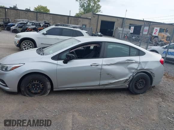 2018 Chevrolet Cruze LS с VIN 1G1BC5SM7J7179538, выставлен на аукционе IAAI как лот 43259565 с пробегом 196 505 миль миль и . История ставок и продаж доступна на DreamBid. Изображение 15.