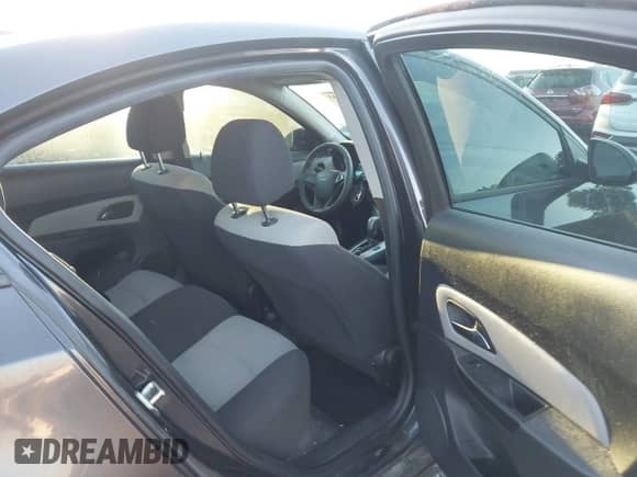 2014 Chevrolet Cruze LS z VIN 1G1PA5SG6E7216350, wystawiony jako IAAI lot #43616033 z przebiegiem 149 628 mil mil oraz . Historia ofert i sprzedaży dostępna na DreamBid. Obrazek 8.