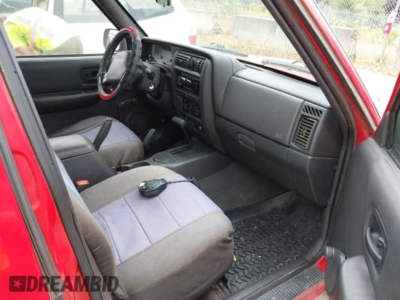 ✅ 1999 Jeep Cherokee SE • VIN: 1J4FF28S2XL613766 • Lot: 42990224. Listed on IAAI with Not provided. Free auction sales archive from the USA and detailed vehicle history report at DreamBid. Image 5.