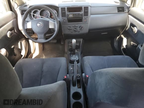 ✅ 2011 Nissan Versa 1.6 • VIN: 3N1CC1AP3BL371815 • Lot: 84555695. Wystawiony na Copart z przebiegiem 238 440 mil. Bezpłatny archiwum sprzedaży aukcyjnych z USA i szczegółowy raport historii pojazdu na DreamBid. Zdjęcie 8.