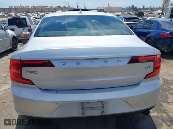 ✅ 2018 Volvo S90 Momentum • VIN: LVY982AK4JP039154 • Lot: 43056711. Wystawiony na IAAI z przebiegiem 82 645 mil. Bezpłatny archiwum sprzedaży aukcyjnych z USA i szczegółowy raport historii pojazdu na DreamBid. Zdjęcie 16.