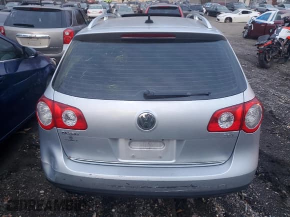 ✅ 2010 Volkswagen Passat Komfort • VIN: WVWXK7AN9AE154769 • Lot: 92858545. Wystawiony na Copart z przebiegiem Nie podano. Bezpłatny archiwum sprzedaży aukcyjnych z USA i szczegółowy raport historii pojazdu na DreamBid. Zdjęcie 6.