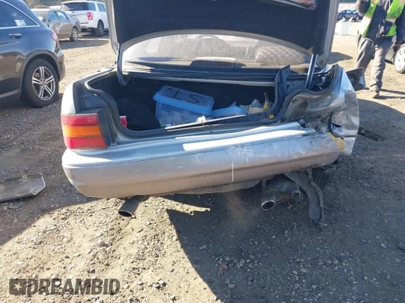 ✅ 1990 Lexus LS • VIN: JT8UF11E9L0025885 • Lot: 41330993. Listed on IAAI with 162,255 mi. Free auction sales archive from the USA and detailed vehicle history report at DreamBid. Image 16.