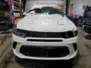 2024 Dodge Hornet R/T z VIN ZACPDFCW6R3A33993, wystawiony jako Copart lot #45951855 z przebiegiem 3 744 mil mil oraz Czysty tytuł • Clean title. Historia ofert i sprzedaży dostępna na DreamBid. Obrazek 5.