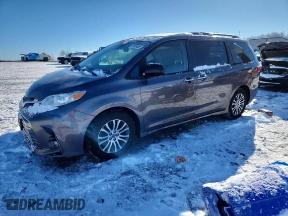 ✅ 2018 Toyota Sienna XLE • VIN: 5TDYZ3DC5JS942381 • Лот: 90954865. Опубликован ранее на Copart с пробегом 135 767 миль. Бесплатный доступ к архиву аукционных продаж из США и подробный отчёт об истории автомобиля на DreamBid. Изображение 1.