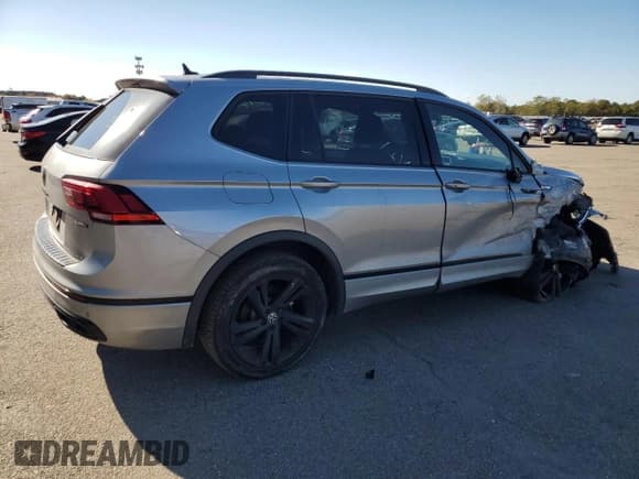 ✅ 2024 Volkswagen Tiguan SE R-Line Black • VIN: 3VV8B7AX6RM061141 • Лот: 82643365. Опубликован ранее на Copart с пробегом 23 513 миль. Бесплатный доступ к архиву аукционных продаж из США и подробный отчёт об истории автомобиля на DreamBid. Изображение 3.