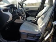 ✅ 2023 Toyota Corolla Cross L • VIN: 7MUAAABG7PV057648 • Lot: 47622935. Wystawiony na Copart z przebiegiem 49 886 mil. Bezpłatny archiwum sprzedaży aukcyjnych z USA i szczegółowy raport historii pojazdu na DreamBid. Zdjęcie 7.