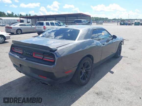 2018 Dodge Challenger SXT Plus z VIN 2C3CDZAG3JH149828, wystawiony jako IAAI lot #43284929 z przebiegiem 106 873 mil mil oraz . Historia ofert i sprzedaży dostępna na DreamBid. Obrazek 4.