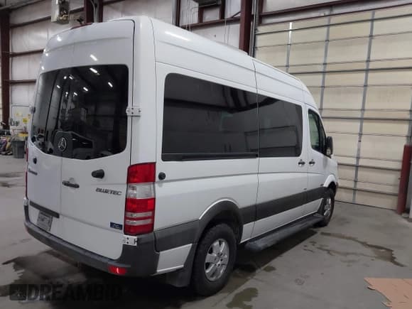 ✅ 2012 Mercedes-Benz Sprinter Passenger • VIN: WDZPE7CC2C5660966 • Lot: 43720741. Wystawiony na IAAI z przebiegiem 236 080 mil. Bezpłatny archiwum sprzedaży aukcyjnych z USA i szczegółowy raport historii pojazdu na DreamBid. Zdjęcie 4.