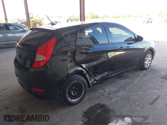 ✅ 2013 Hyundai Accent GS • VIN: KMHCT5AE6DU126305 • Lot: 43607621. Wystawiony na IAAI z przebiegiem 84 024 mil. Bezpłatny archiwum sprzedaży aukcyjnych z USA i szczegółowy raport historii pojazdu na DreamBid. Zdjęcie 4.