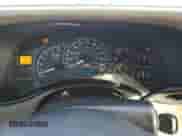 2002 Chevrolet Suburban LT z VIN 1GNEC16ZX2J211803, wystawiony jako Copart lot #78825824 z przebiegiem 267 175 mil mil oraz Czysty tytuł • Clean title. Historia ofert i sprzedaży dostępna na DreamBid. Obrazek 9.