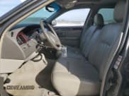 ✅ 2004 Lincoln Town Car Signature • VIN: 1LNHM81W54Y627725 • Lot: 92214815. Wystawiony na Copart z przebiegiem 68 744 mil. Bezpłatny archiwum sprzedaży aukcyjnych z USA i szczegółowy raport historii pojazdu na DreamBid. Zdjęcie 7.