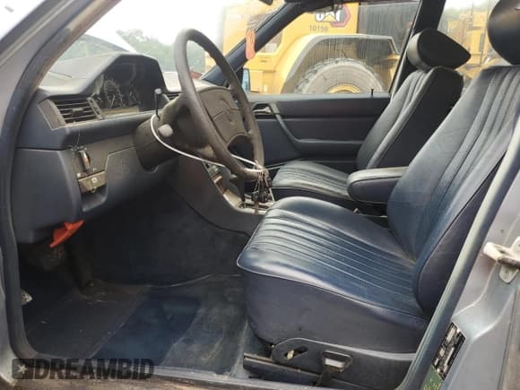 ✅ 1987 Mercedes-Benz 260 • VIN: WDBEA26D3HA496232 • Lot: 67275325. Wystawiony na Copart z przebiegiem 140 139 mil. Bezpłatny archiwum sprzedaży aukcyjnych z USA i szczegółowy raport historii pojazdu na DreamBid. Zdjęcie 7.