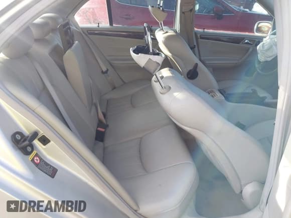 ✅ 2005 Mercedes-Benz C 320 • VIN: WDBRF64JX5F565631 • Лот: 41416724. Опубликован ранее на IAAI с пробегом 154 981 миль. Бесплатный доступ к архиву аукционных продаж из США и подробный отчёт об истории автомобиля на DreamBid. Изображение 8.