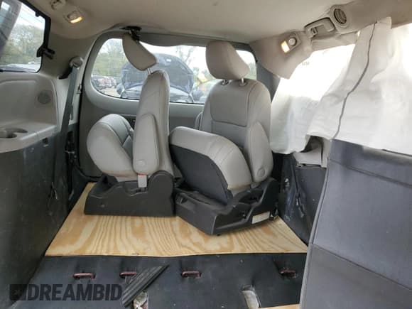 ✅ 2015 Toyota Sienna Limited Premium • VIN: 5TDDK3DC8FS118658 • Лот: 82625565. Опубликован ранее на Copart с пробегом 200 677 миль. Бесплатный доступ к архиву аукционных продаж из США и подробный отчёт об истории автомобиля на DreamBid. Изображение 10.