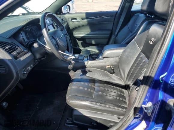 ✅ 2019 Chrysler 300 S • VIN: 2C3CCAGG7KH517425 • Lot: 80921225. Wystawiony na Copart z przebiegiem 89 562 mil. Bezpłatny archiwum sprzedaży aukcyjnych z USA i szczegółowy raport historii pojazdu na DreamBid. Zdjęcie 7.