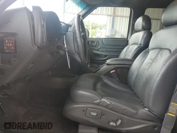 ✅ 2001 Chevrolet Blazer LT • VIN: 1GNDT13W31K257522 • Lot: 63153635. Wystawiony na Copart z przebiegiem 194 097 mil. Bezpłatny archiwum sprzedaży aukcyjnych z USA i szczegółowy raport historii pojazdu na DreamBid. Zdjęcie 7.