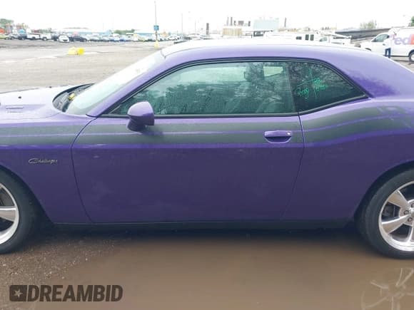 ✅ 2013 Dodge Challenger R/T Classic • VIN: 2C3CDYBT0DH671598 • Lot: 42304053. Wystawiony na IAAI z przebiegiem 89 850 mil. Bezpłatny archiwum sprzedaży aukcyjnych z USA i szczegółowy raport historii pojazdu na DreamBid. Zdjęcie 14.