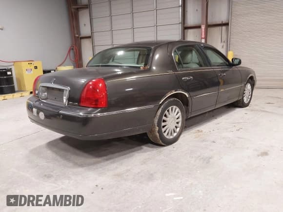 ✅ 2005 Lincoln Town Car Signature Limited • VIN: 1LNHM82W85Y624625 • Lot: 43806532. Listed on IAAI with 235,434 mi. Free auction sales archive from the USA and detailed vehicle history report at DreamBid. Image 4.