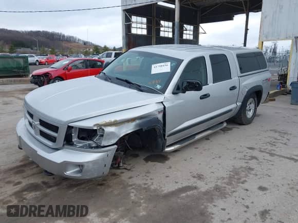 2009 Dodge Dakota z VIN 1D3HW78P99S805984, wystawiony jako IAAI lot #41798436 z przebiegiem 76 880 mil mil oraz . Historia ofert i sprzedaży dostępna na DreamBid. Obrazek 2.