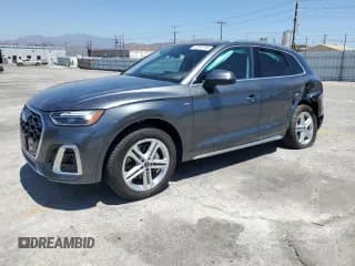 ✅ 2024 Audi Q5 S line Premium • VIN: WA1G2AFY5R2076806 • Lot: 67297715. Wystawiony na Copart z przebiegiem 11 904 mil. Bezpłatny archiwum sprzedaży aukcyjnych z USA i szczegółowy raport historii pojazdu na DreamBid. Zdjęcie 1.