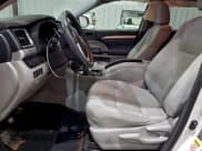 ✅ 2018 Toyota Highlander LE Plus • VIN: 5TDBZRFH3JS856021 • Lot: 93599095. Wystawiony na Copart z przebiegiem 131 885 mil. Bezpłatny archiwum sprzedaży aukcyjnych z USA i szczegółowy raport historii pojazdu na DreamBid. Zdjęcie 7.