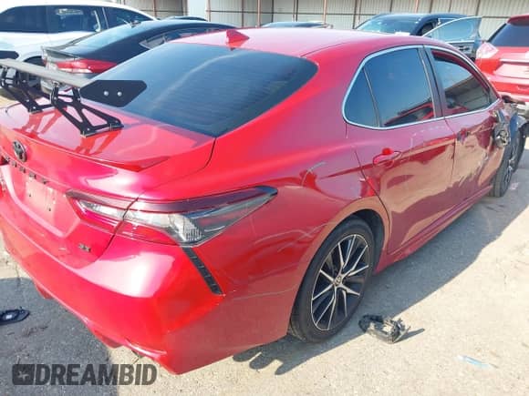 2022 Toyota Camry SE z VIN 4T1G11AK7NU036054, wystawiony jako IAAI lot #43036833 z przebiegiem 106 915 mil mil oraz . Historia ofert i sprzedaży dostępna na DreamBid. Obrazek 4.