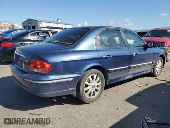 2004 Hyundai Sonata GLS z VIN KMHWF35HX4A019062, wystawiony jako Copart lot #49721485 z przebiegiem 234 570 mil mil oraz Szkoda całkowita • Salvage title. Historia ofert i sprzedaży dostępna na DreamBid. Obrazek 3.