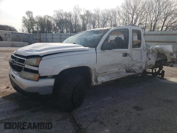 ✅ 2006 Chevrolet Silverado 1500 LT2 • VIN: 1GCEK19B86Z284394 • Лот: 53501605. Опубликован ранее на Copart с пробегом 183 600 миль. Бесплатный доступ к архиву аукционных продаж из США и подробный отчёт об истории автомобиля на DreamBid. Изображение 1.