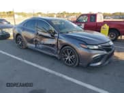 ✅ 2022 Toyota Camry SE • VIN: 4T1G11AK8NU645900 • Lot: 41136970. Wystawiony na IAAI z przebiegiem 45 739 mil. Bezpłatny archiwum sprzedaży aukcyjnych z USA i szczegółowy raport historii pojazdu na DreamBid. Zdjęcie 1.