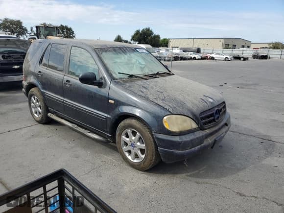 ✅ 2000 Mercedes-Benz M 320/430/500 • VIN: 4JGAB72E5YA213009 • Lot: 80938715. Listed on Copart with Not provided. Free auction sales archive from the USA and detailed vehicle history report at DreamBid. Image 4.