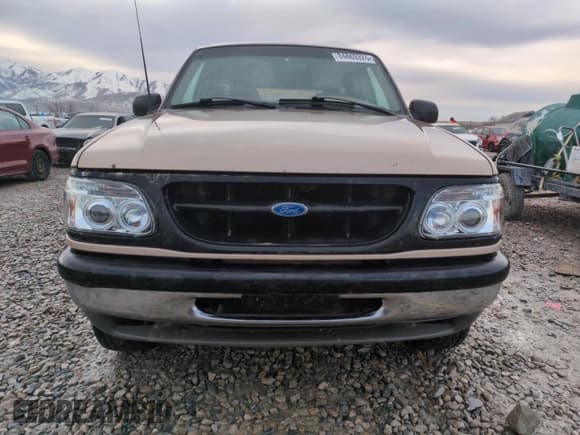 ✅ 1995 Ford Explorer Eddie Bauer • VIN: 1FMDU34XZSZB19334 • Lot: 84869324. Listed on Copart with 199,594 mi. Free auction sales archive from the USA and detailed vehicle history report at DreamBid. Image 5.