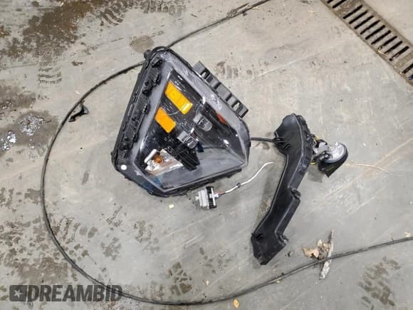 ✅ 2025 Hyundai Kona SEL • VIN: KM8HBCABXSU306547 • Лот: 92419315. Опубликован ранее на Copart с пробегом 7 329 миль. Бесплатный доступ к архиву аукционных продаж из США и подробный отчёт об истории автомобиля на DreamBid. Изображение 13.